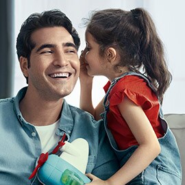 Figlia piccola che sussurra al padre