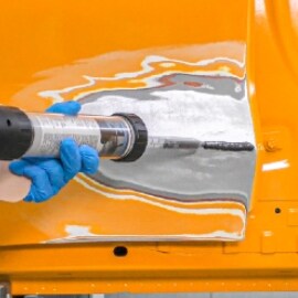 applicazione di stucco epossidico per metalli per la stuccatura delle ammaccature