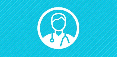 Immagine bianca circolare di un medico che indossa uno stetoscopio Littmann su sfondo azzurro.

