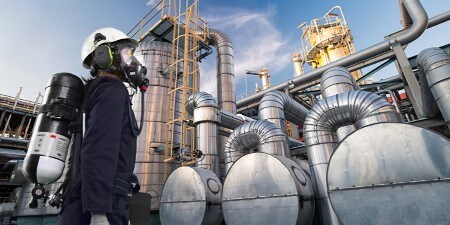 Uomo con DPI per l'erogazione di aria
