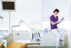Dentista che usa un tablet