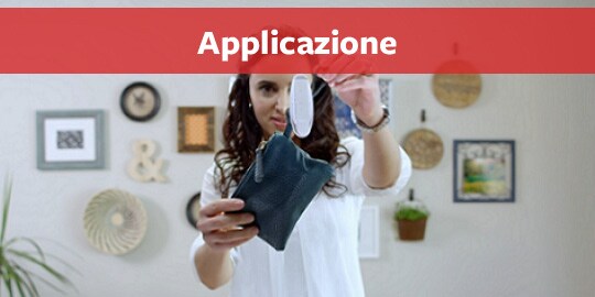 La donna sta applicando il gancio alla parete
