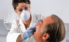 Dentista che prende un'impronta