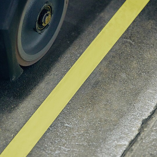 Nastro di marcatura per pavimenti 3M™ 471 in uno stabilimento