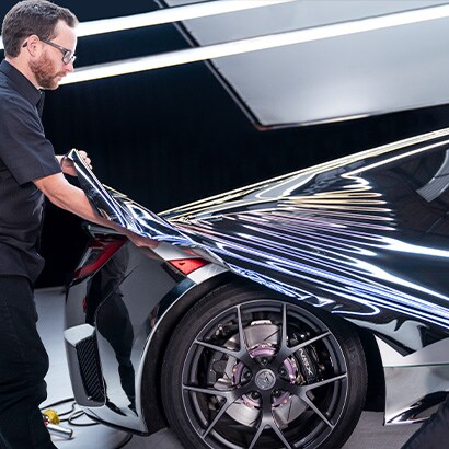 Uomo che effettua un car wrapping