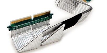 Primo piano del 3M cavo coassiale PCIe, curvato e piegato con connettore
