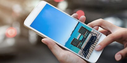Persona che guarda un telefono
