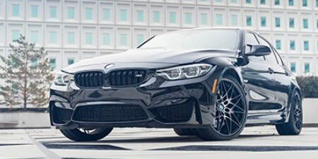 Sedan nera rivestita con la pellicola 3M Wrap Film serie 2080
