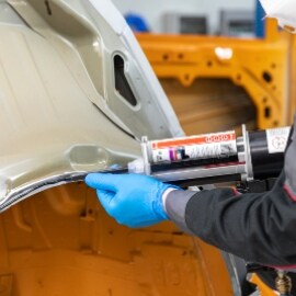 Applicazione dell'adesivo sul pannello