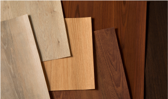 Vari laminati adesivi con aspetto e sensazione al tatto che richiamano il legno
