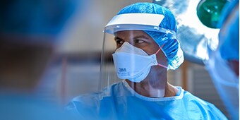 Un operatore sanitario che indossa un DPI
