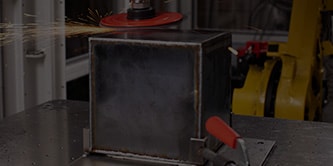 Immagine: dischi condiz. sup. Scotch-Brite™ Precision per op. pes. in uso su scat. metallo
