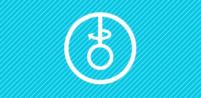 Immagine bianca circolare di una testina di stetoscopio Littmann rotante su sfondo azzurro.
