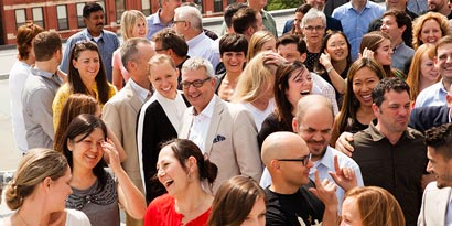 Chief Design Officer 3M tra la folla
